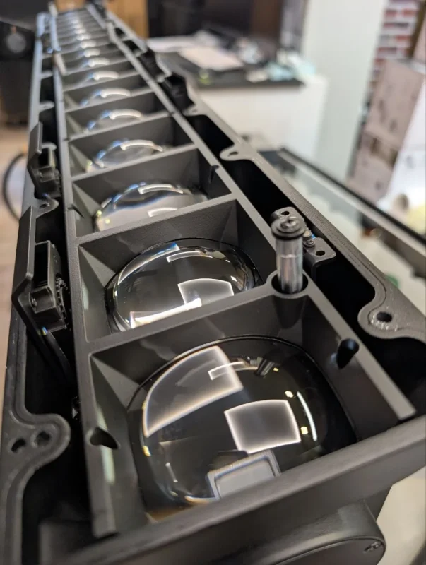 Cameo linearni LED reflektor razstavljen